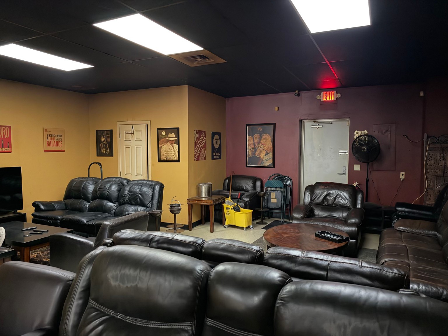 Ray’s Cigar & Tobacco lounge